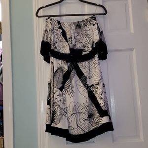 Black/white strapless floral dress